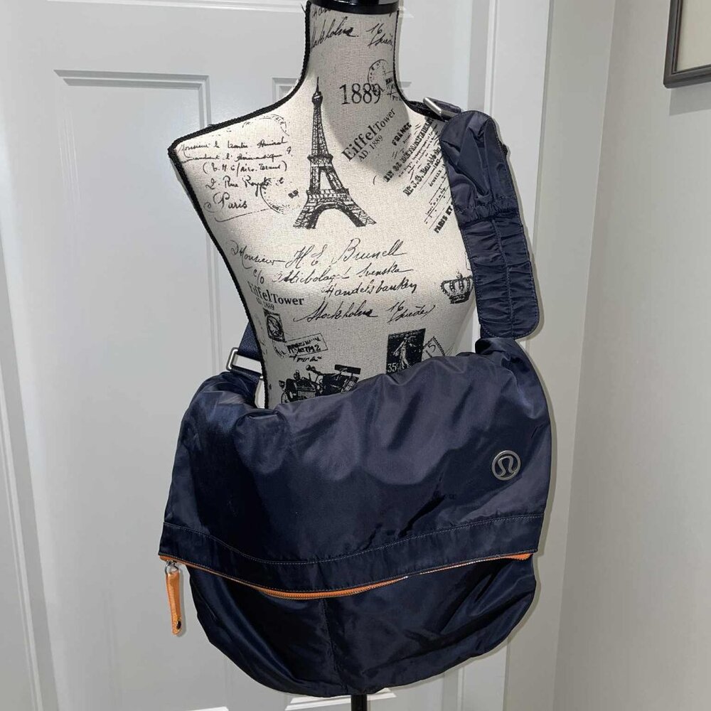 LULULEMON Large Messenger / Laptop Bag – VEUC - Like New